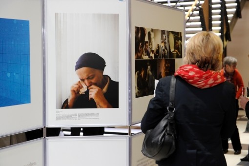 Eine Besucherin der Ausstellung betrachtet die ausgestellten Werke