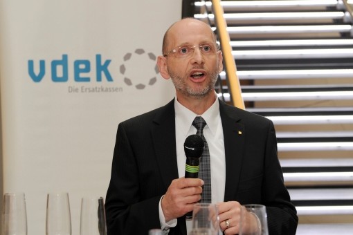 Horst Braner h&auml;lt ein Mikrofon und spricht