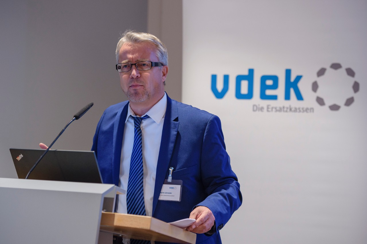 Martin Schneider, Leiter der vdek-Landesvertretung Saarland begr&uuml;&szlig;t die anwesenden G&auml;ste