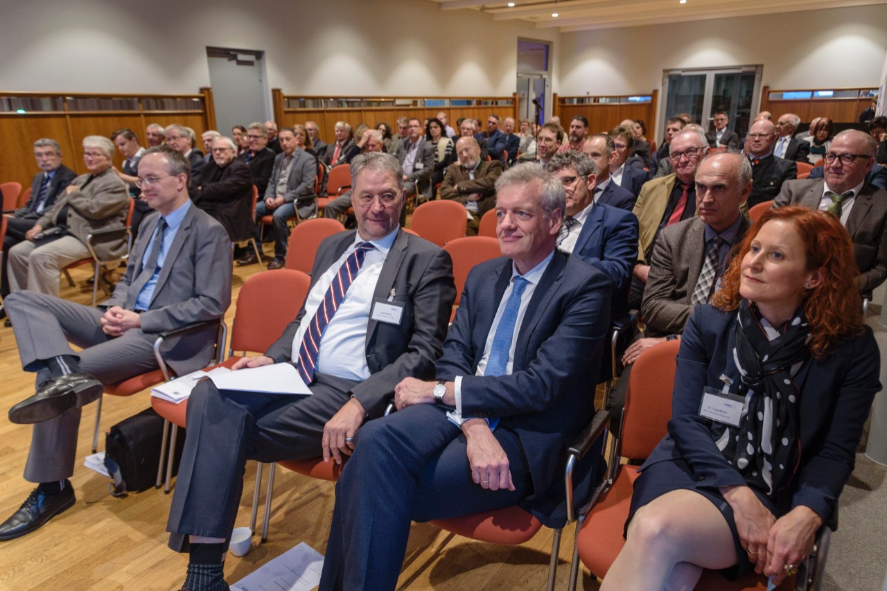 v.l.n.r. Moderator Dr. Florian Staeck, Uwe Klemens Vorsitzender vdek und Prof. Dr. med. Ferdinand Gerlach