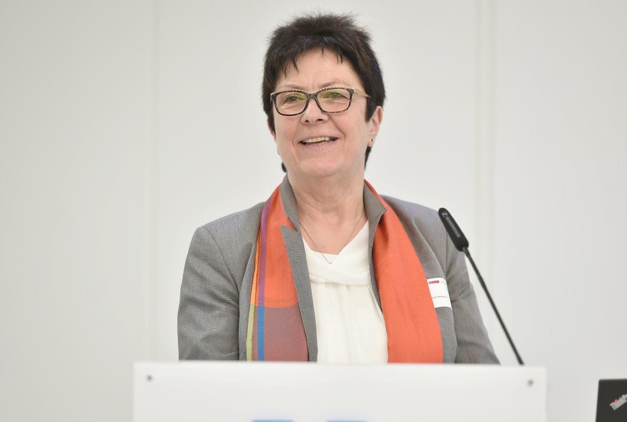 Ingrid Scholz, BARIŞ - Leben und Lernen e.V., berichtet &uuml;ber die Umsetzung des Projekts in V&ouml;lklingen (Saar)