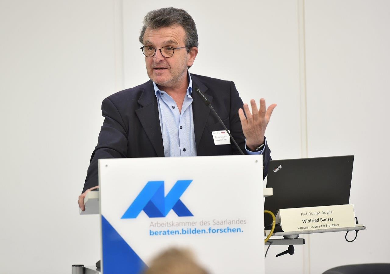 Prof. Dr. Dr. Winfried Banzer geht in seinem Vortrag auf die Vielf&auml;ltigkeit der Zielgruppe Migranten ein.