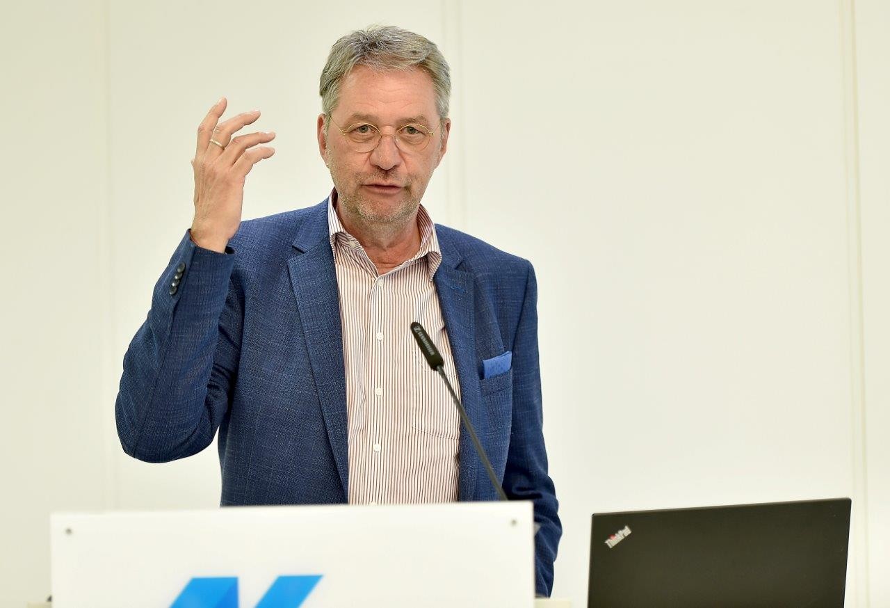 Uwe Klemens, Verbandsvorsitzender vdek, stellt die Kooperation des vdek mit der Kooperation unternehmensnaher Krankenkassen (kuk) vor