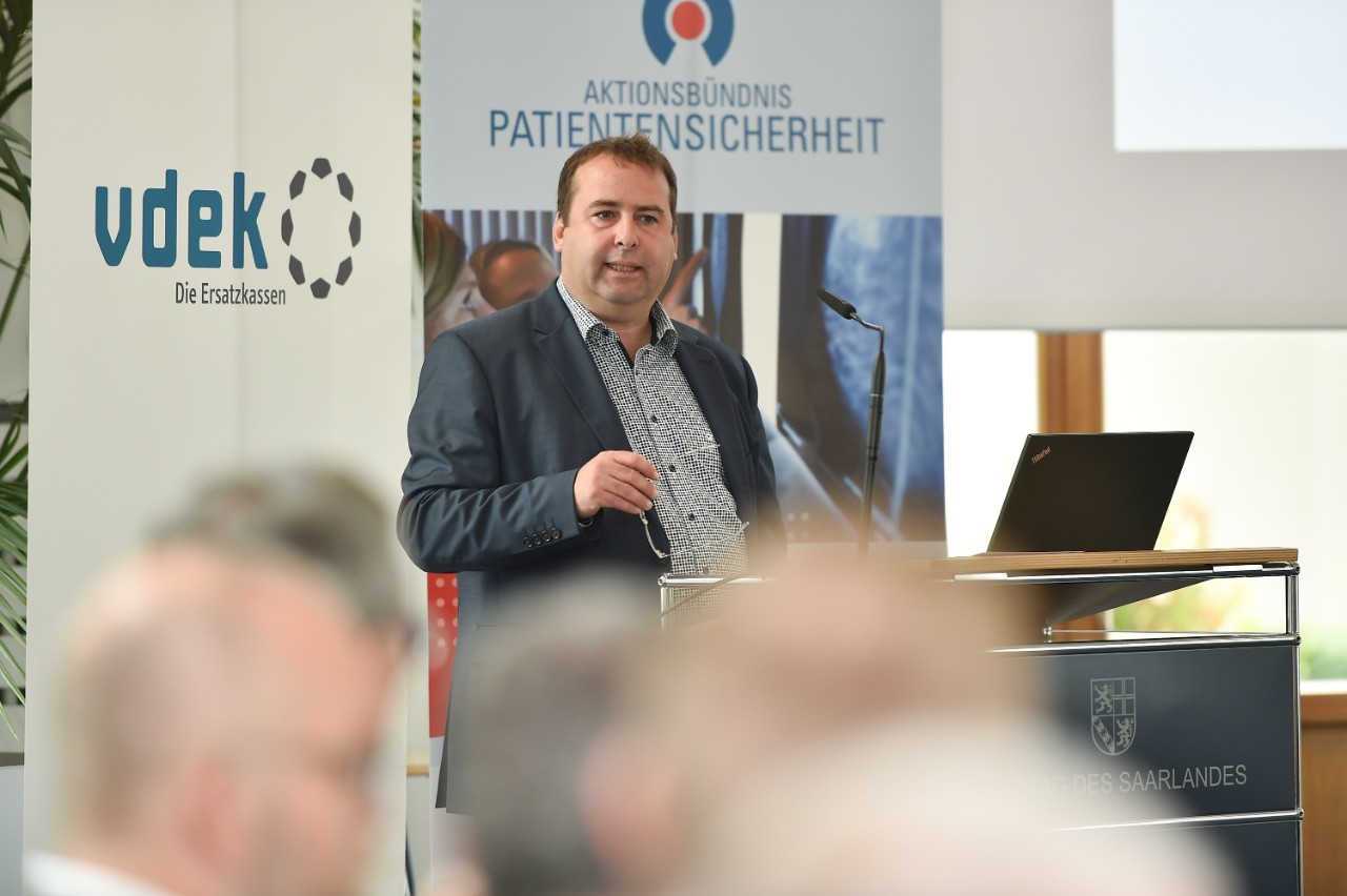 Dr. Magnus Jung, Vorsitzender des Landtagsausschusses Soziales, Gesundheit, Frauen und Familie, erl&auml;utert die Bedeutung des Themas Patientensicherheit f&uuml;r das Saarland