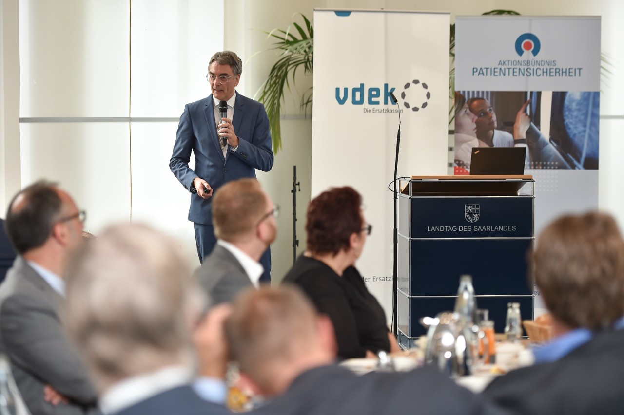 Hardy M&uuml;ller, Generalsekret&auml;r des Aktionsb&uuml;ndnisses Patientensicherheit (APS), stellt das APS und das Wei&szlig;buch Patientensicherheit vor.