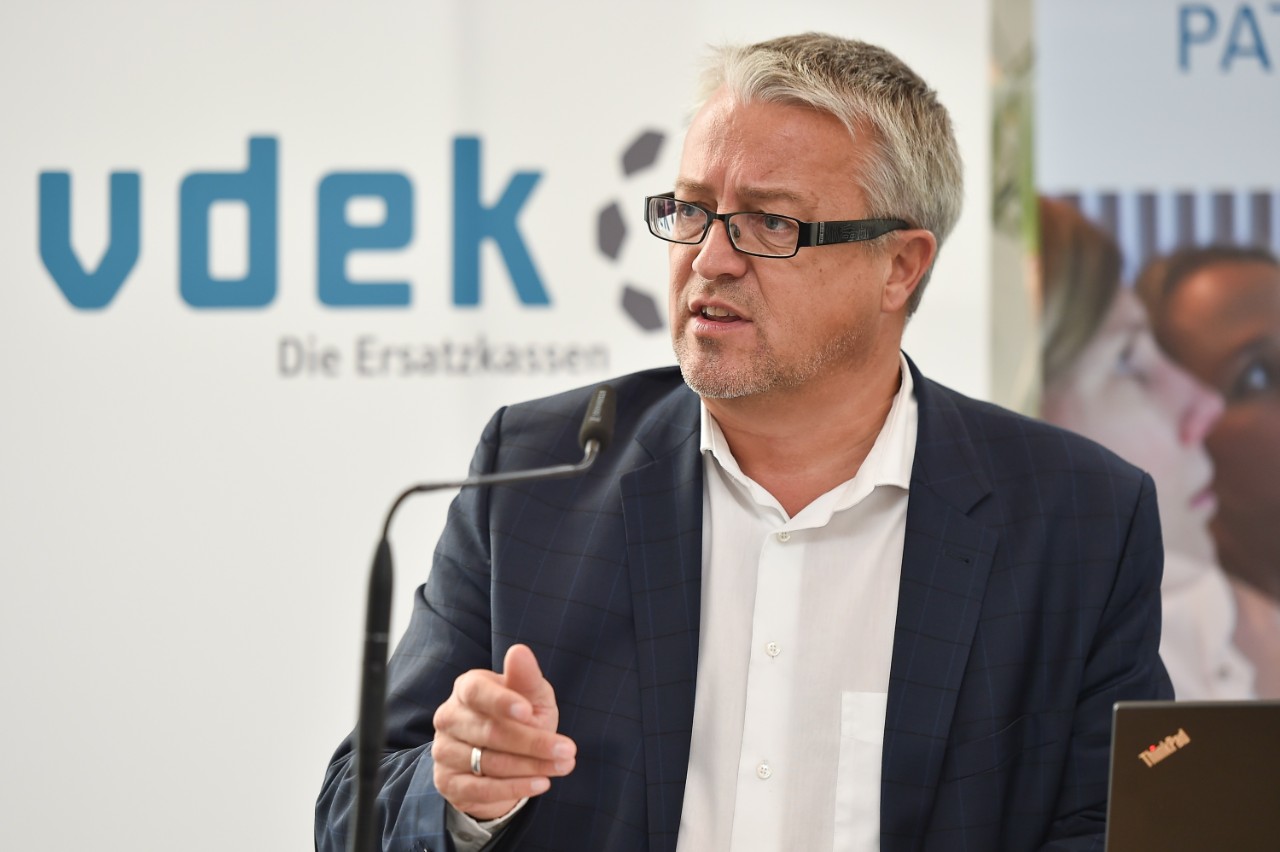 Martin Schneider, Leiter der vdek-Landesvertretung Saarland, begr&uuml;&szlig;t die Teilnehmer im Landtagsrestaurant