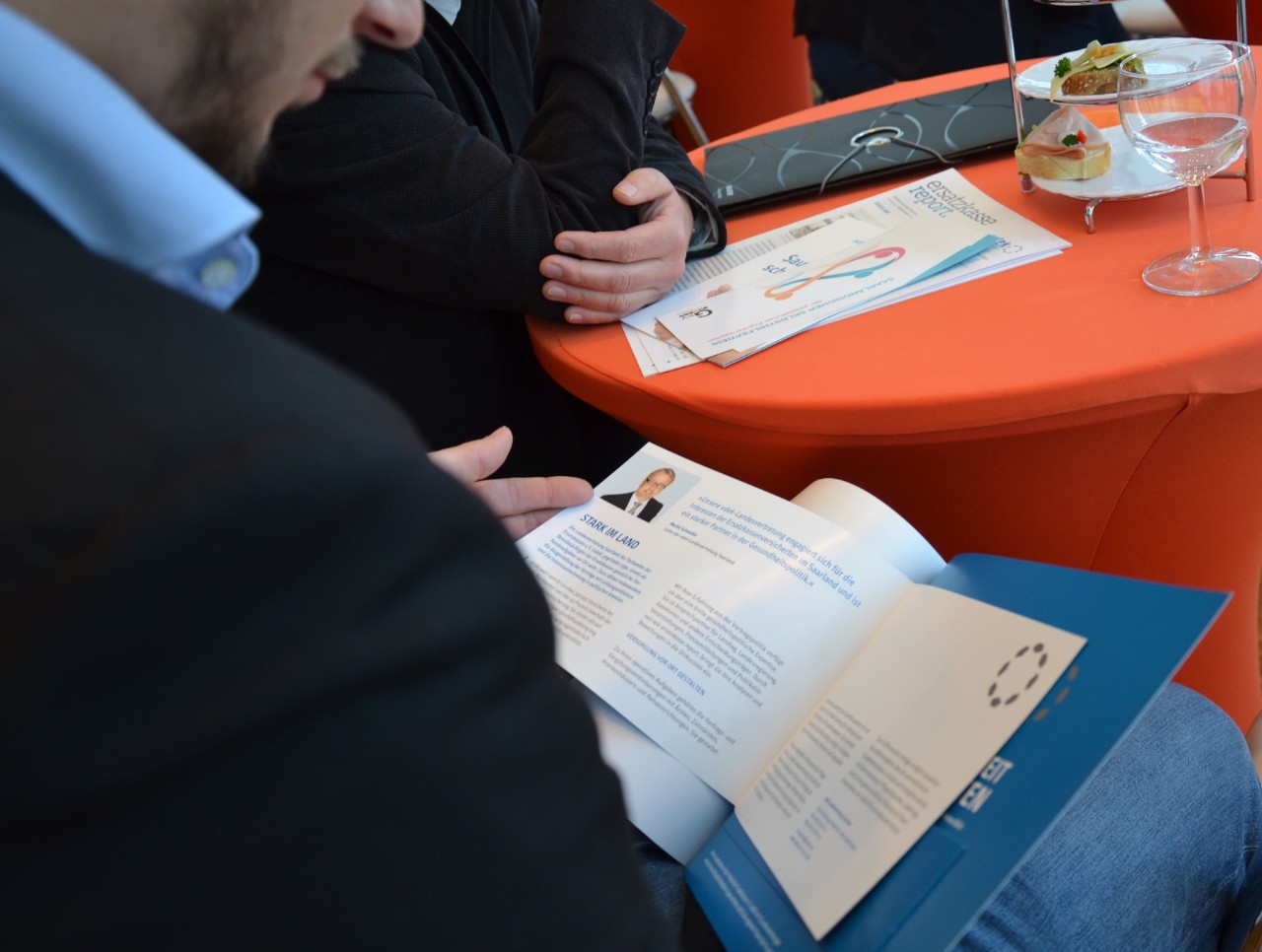 Teilnehmer Pflegebrunch informiert sich &uuml;ber die Landesvertretung