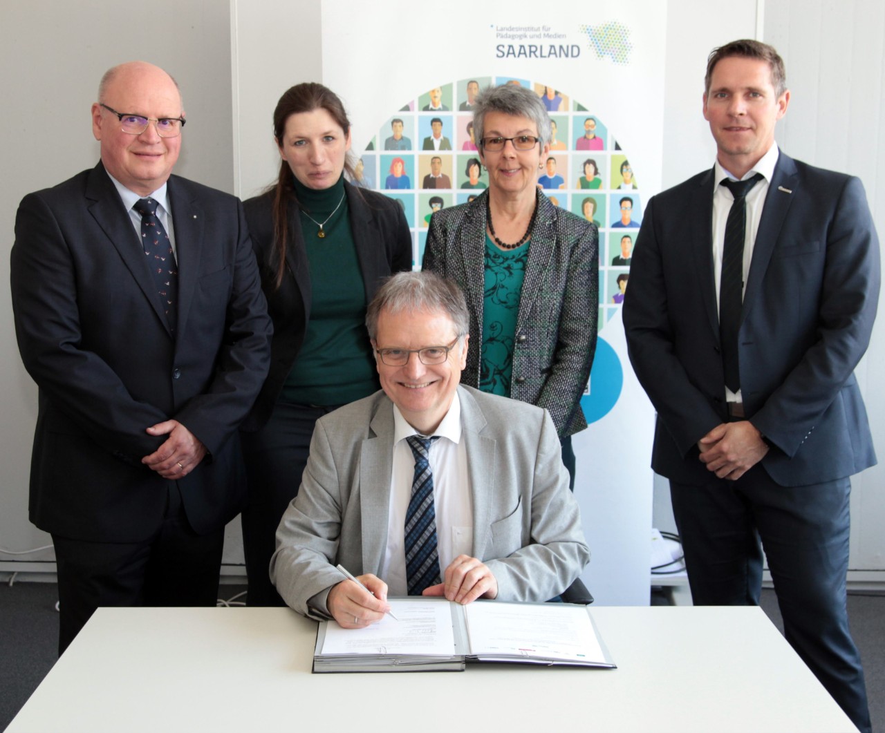 v.l.n.r. Helmut Koppey (AOK), Angela Legrum (vdek), Esther Huppert (KNAPPSCHAFT), G&uuml;nter Eller (IKK S&uuml;dwest) und Dr. Burkhard Jellonnek (Leiter des LPM)
