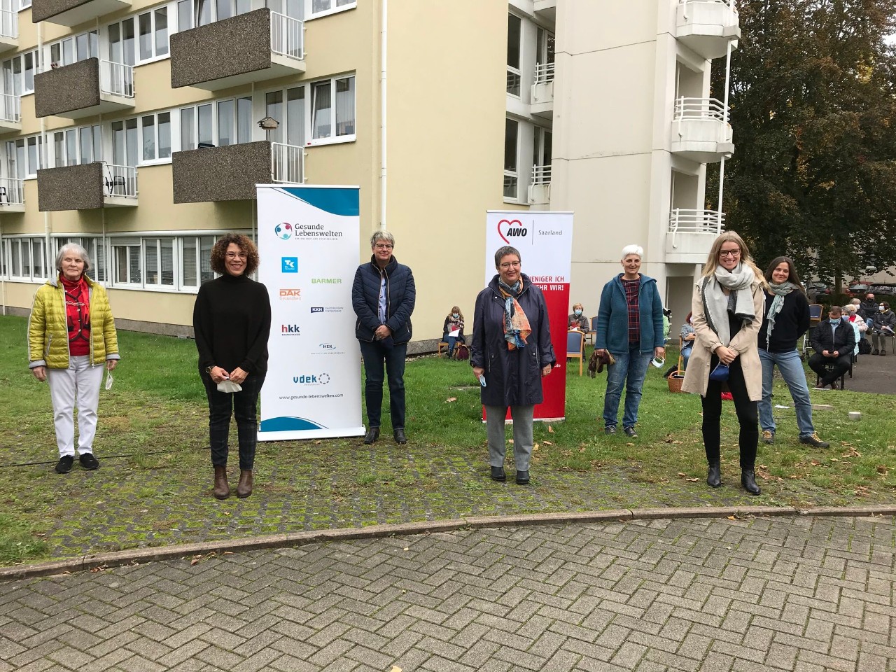 Projektverantwortliche der AWO und des vdek vor dem Johanna-Kirchner-Haus in Saarbr&uuml;cken-Malstatt