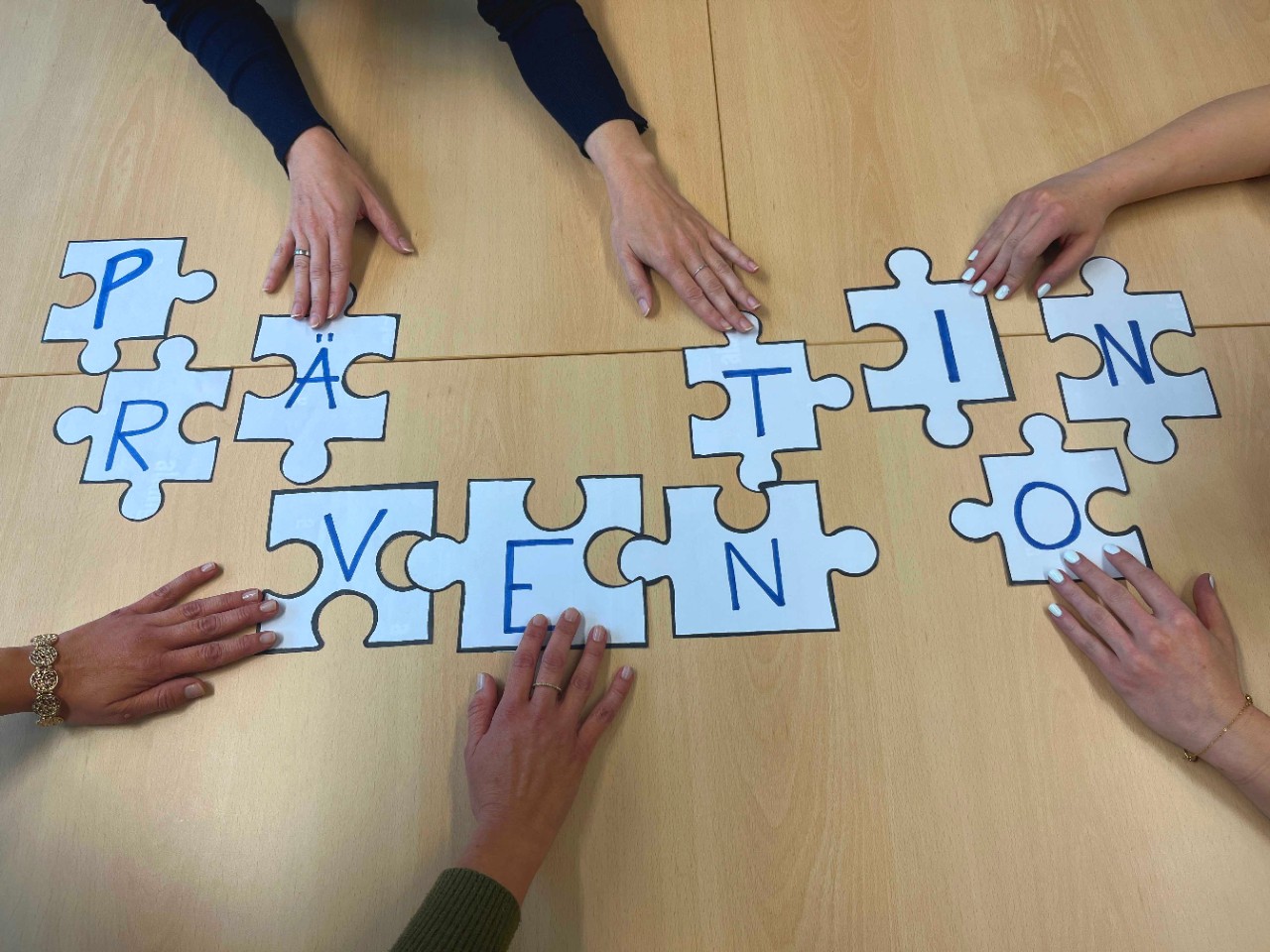 Prävention Gesundheitsförderung Puzzle Hände vdek Landesvertretung Sachsen