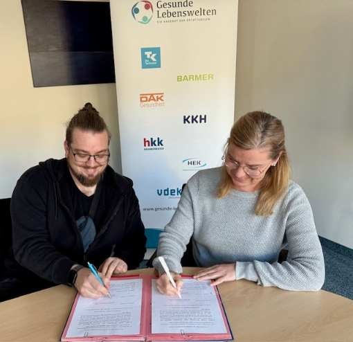 Vertrag Unterzeichnung Unterschrift Silke Heinke Schlupfwinkel Projektstart Prävention Gesundheitsförderung vdek