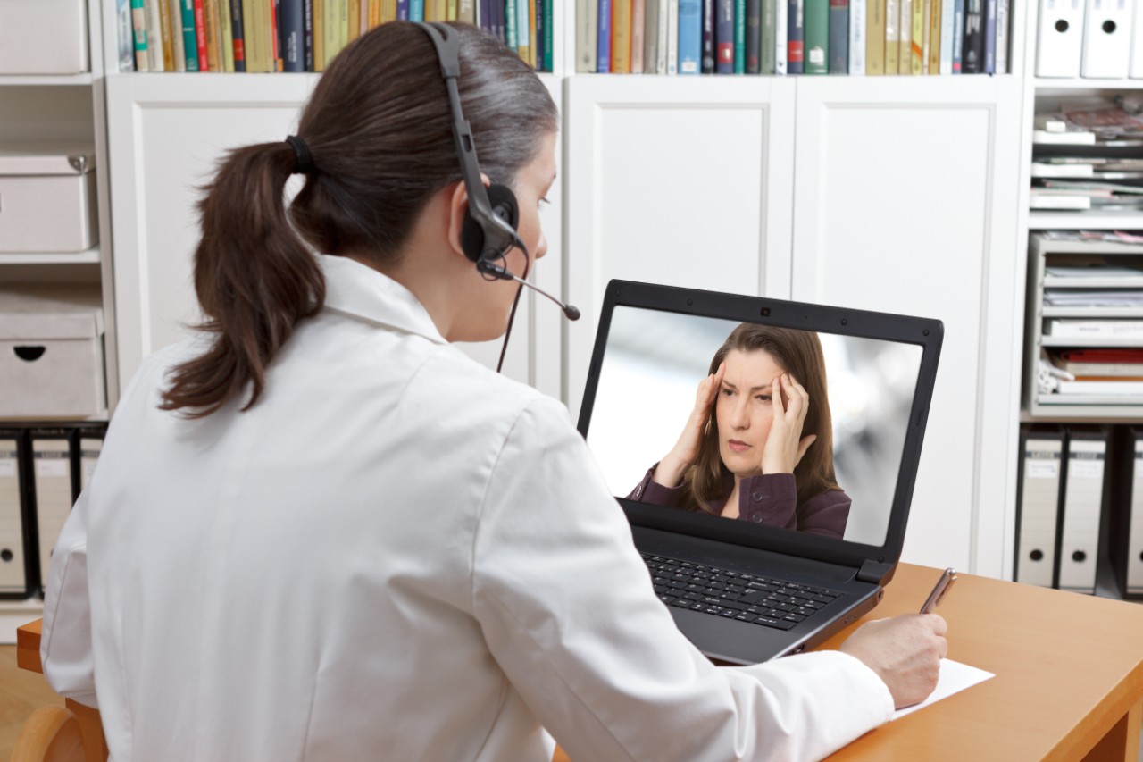 doctor online call patient headache