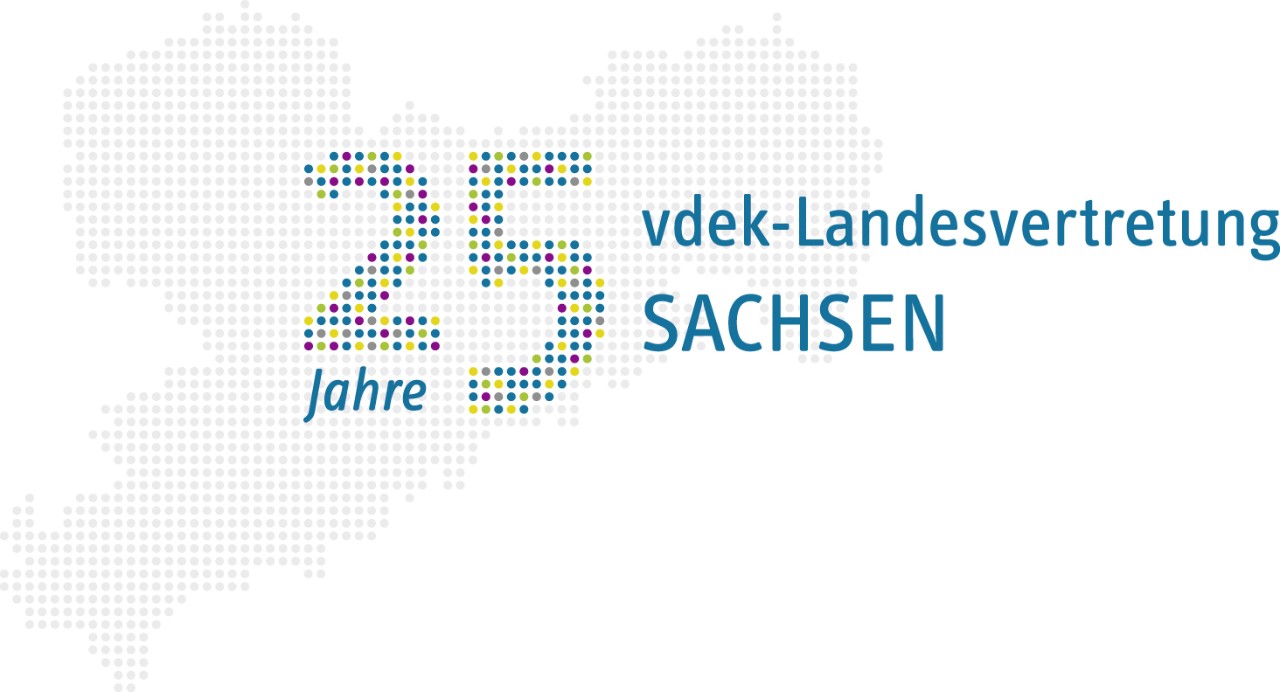 VDEK WBM 25 Jahre, Logo von LV-Jubiläum, Schriftzug 25 Jahre vdek-Landesvertretung Sachsen vor Landkarte von Sachsen.