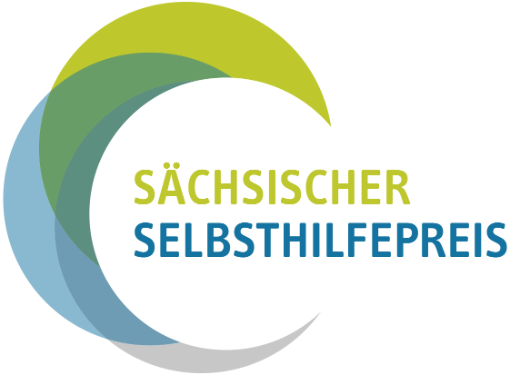 VDEK Logo Selbsthilfepreis SAC RGB, Halbkreis in grün, blau und grau in dem Sächsischer Selbsthilfepreis steht VDEK Logo Selbsthilfepreis SAC RGB, Halbkreis in grün, blau und grau in dem Sächsischer Selbsthilfepreis steht
