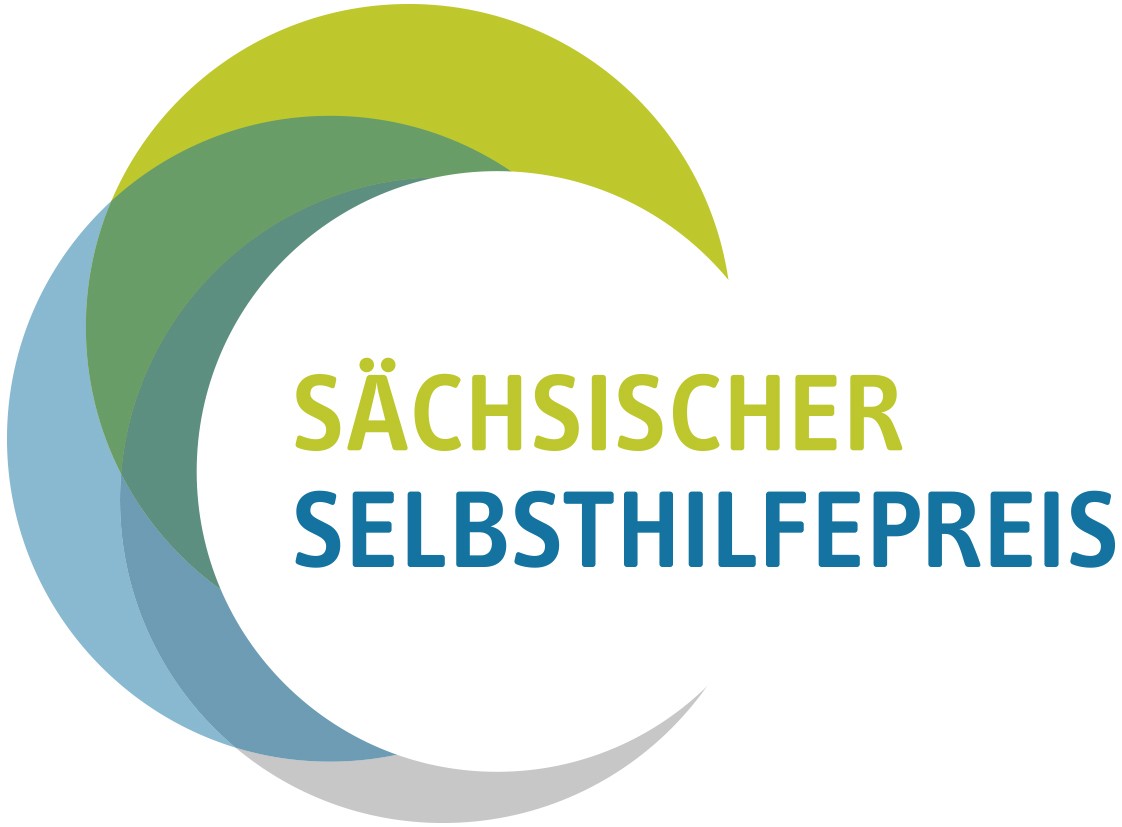 VDEK Logo Selbsthilfepreis SAC RGB, Halbkreis in grün, blau und grau in dem Sächsischer Selbsthilfepreis steht