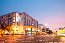 Beleuchtete Aussenfassade des Dorint-Hotels am Abend