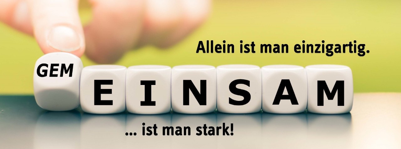 Hintereinandergelegte Würfel bilden das Wort "GEMEINSAM"