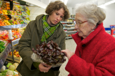 Betreuerin mit alter Frau beim Einkauf