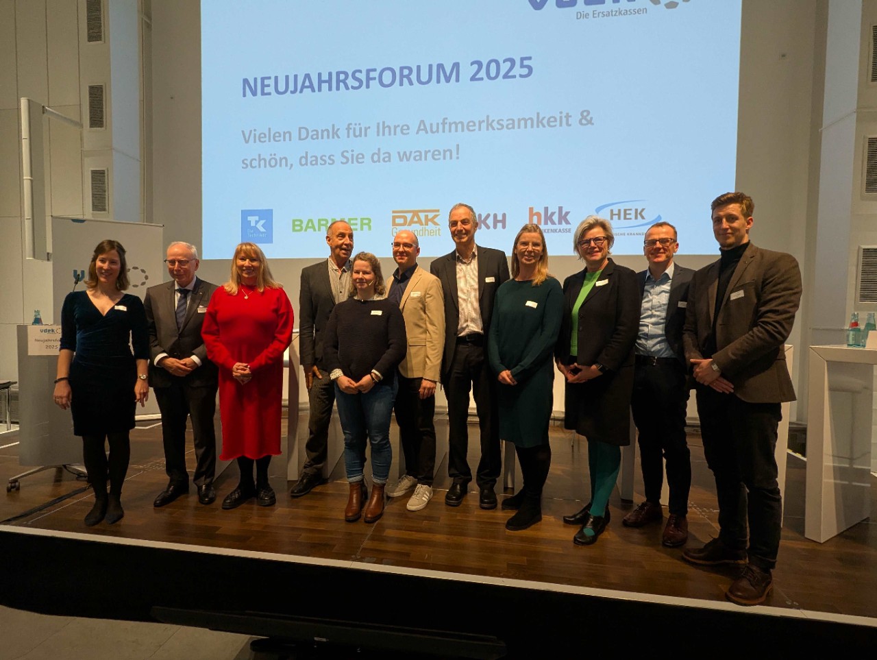 vdek Neujahrsforum Sachsen 2025 Podium Ministerin Petra K&ouml;pping Moderator Peter Thelen Dr. Martin Herrmann KLUG Marit Gronwald Stadt Dresden Dr. Luise Lotte Kramer Health for Future prof. Christoph Josten Uniklinikum Leipzig Klima Klimawandel Gesundheit Silke Heinke Stefan Wandel Alexander Krau&szlig; Monika Welfens Mich&eacute;l Henkel