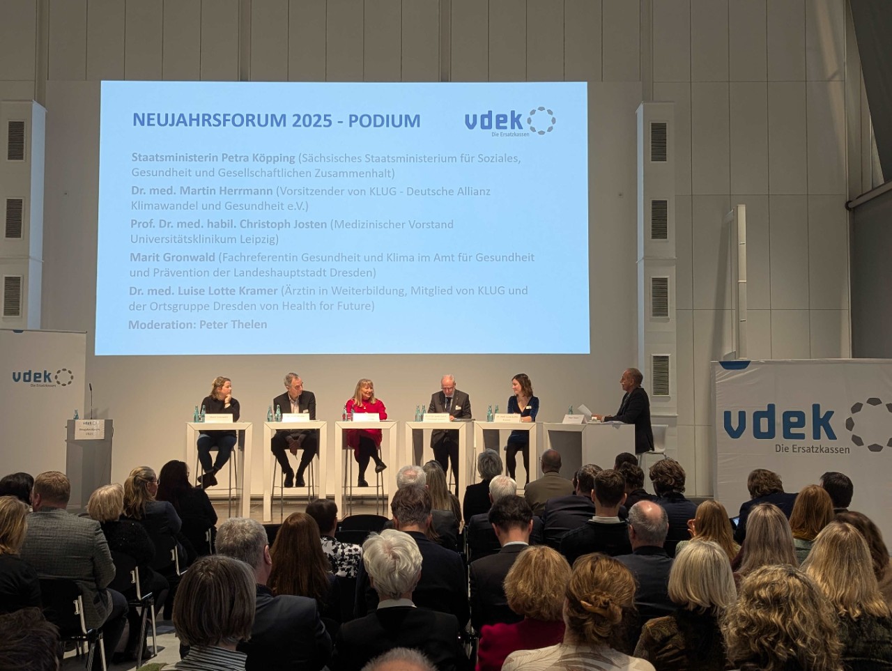 vdek Neujahrsforum Sachsen 2025 Podium Ministerin Petra K&ouml;pping Moderator Peter Thelen Dr. Martin Herrmann KLUG Marit Gronwald Stadt Dresden Dr. Luise Lotte Kramer Health for Future prof. Christoph Josten Uniklinikum Leipzig Klima Klimawandel Gesundheit