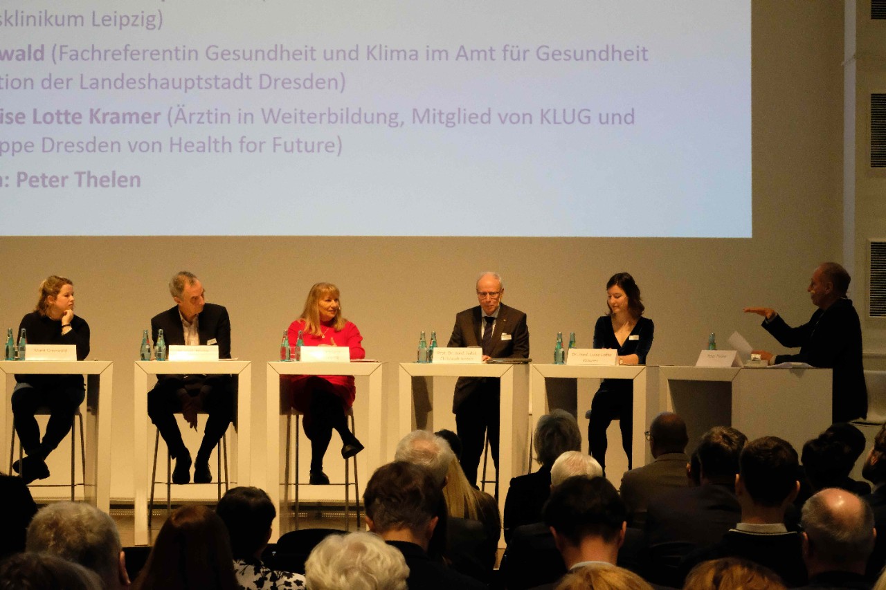 vdek Neujahrsforum Sachsen 2025 Podium Ministerin Petra K&ouml;pping Moderator Peter Thelen Dr. Martin Herrmann KLUG Marit Gronwald Stadt Dresden Dr. Luise Lotte Kramer Health for Future prof. Christoph Josten Uniklinikum Leipzig Klima Klimawandel Gesundheit