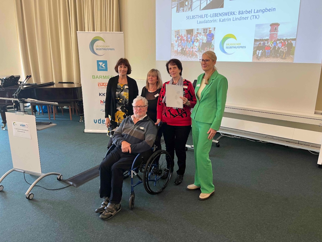 S&auml;chsischer Selbsthilfepreis der Ersatzkassen 2024 Preistr&auml;ger B&auml;rbel Langbein Selbsthilfe-Lebenswerk Katrin Lindner TK