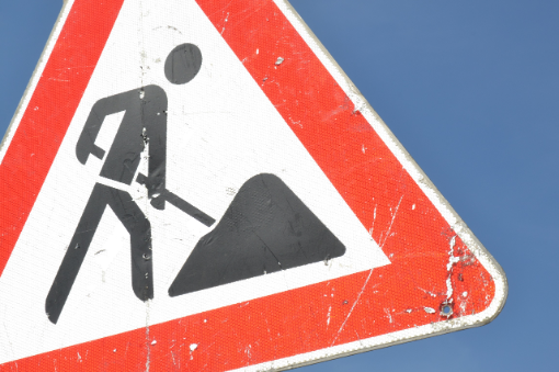 Baustellenschild "Achtung Baustelle"