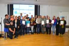 Gruppenbild Selbsthilfepreisverleihung 2018 mit Preisträgern, Band, Jury und Laudatoren