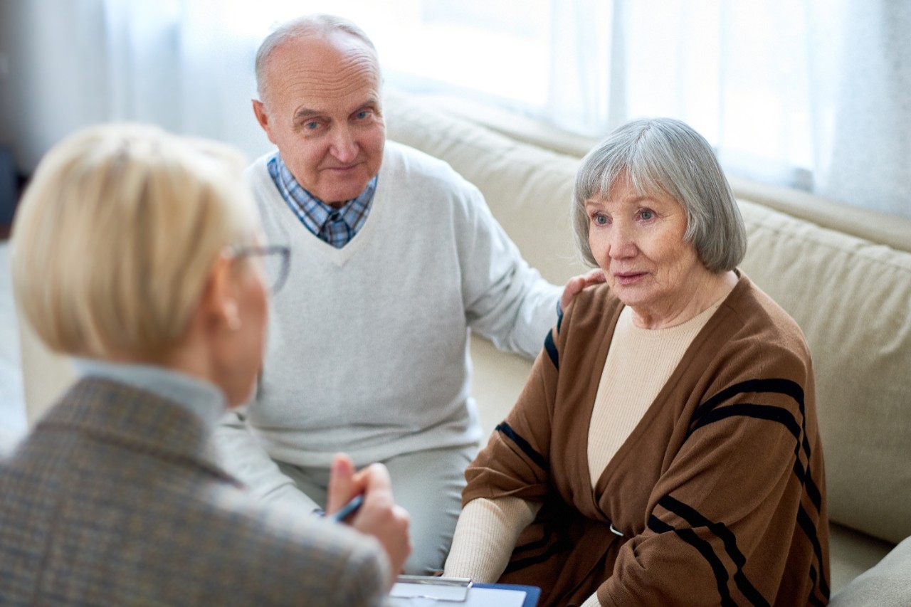 Pflegeberatung, Frau im Gespräch mit älterem Ehepaar