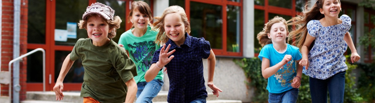 Kinder auf Schulhof