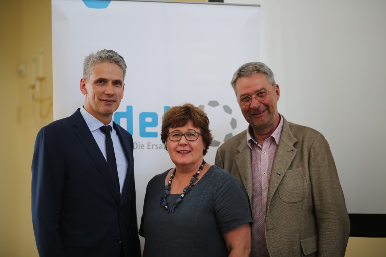 Dr. Klaus Holst (Leiter der vdek-Landesvertretung Sachsen-Anhalt), Petra Grimm-Benne (Ministerin f&uuml;r Arbeit, Soziales, Gesundheit und Gleichstellung Sachsen-Anhalt), Uwe Klemens (Verbandsvorsitzender des vdek) (v. l. n. r.)