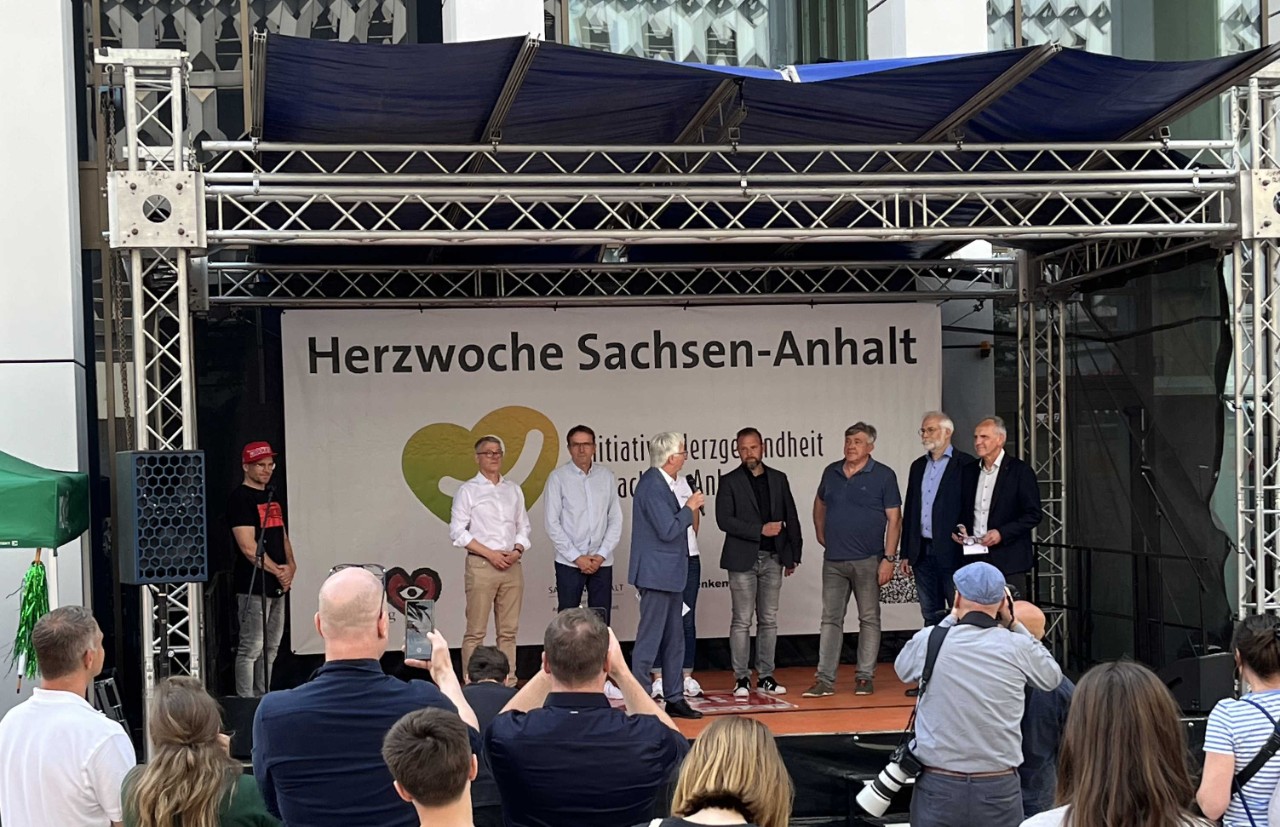 Staatssekret&auml;r Wolfgang Beck (Ministerium f&uuml;r Arbeit, Soziales, Gesundheit und Gleichstellung) bedankt sich bei den Unterst&uuml;tzern der 5. Herzwoche in Sachsen-Anhalt