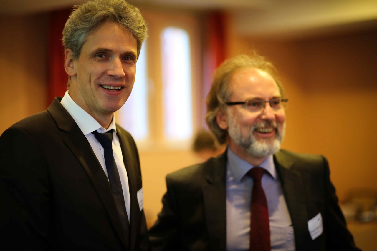 Dr. Klaus Holst und Klaus B&ouml;ttcher lachend beim Symposium
