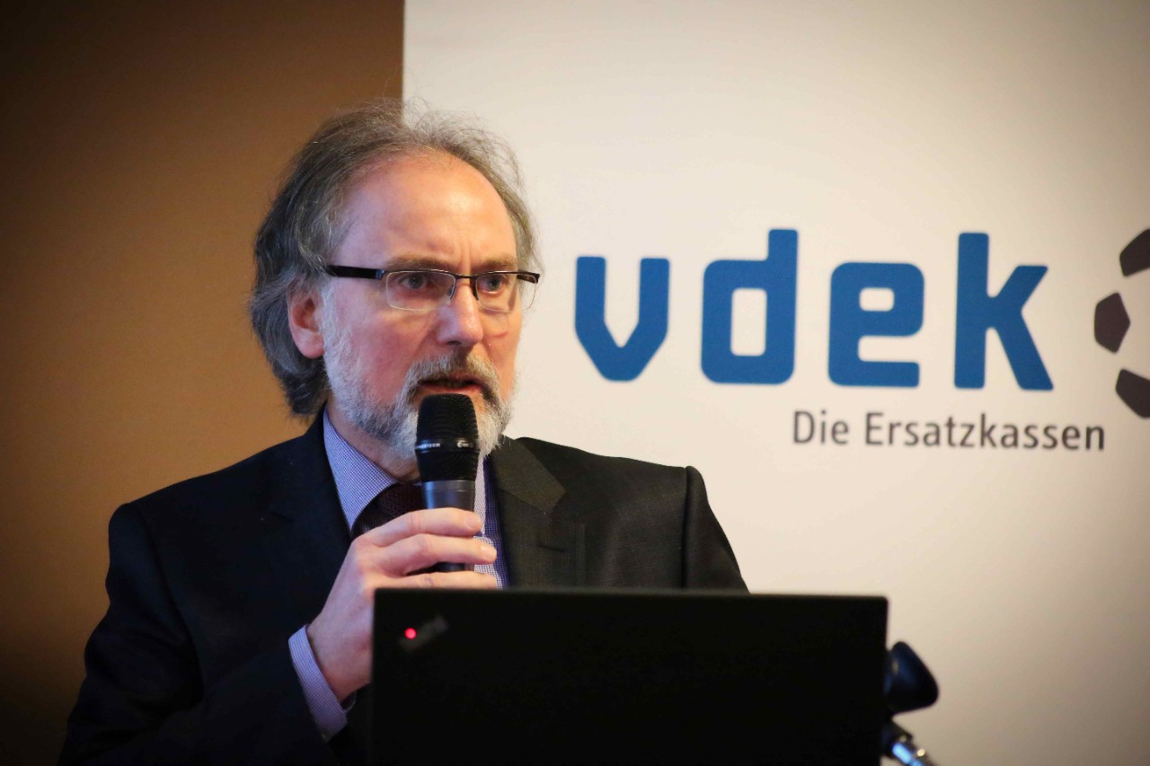 Klaus Böttcher, KKH Hannover, hält einen Vortrag