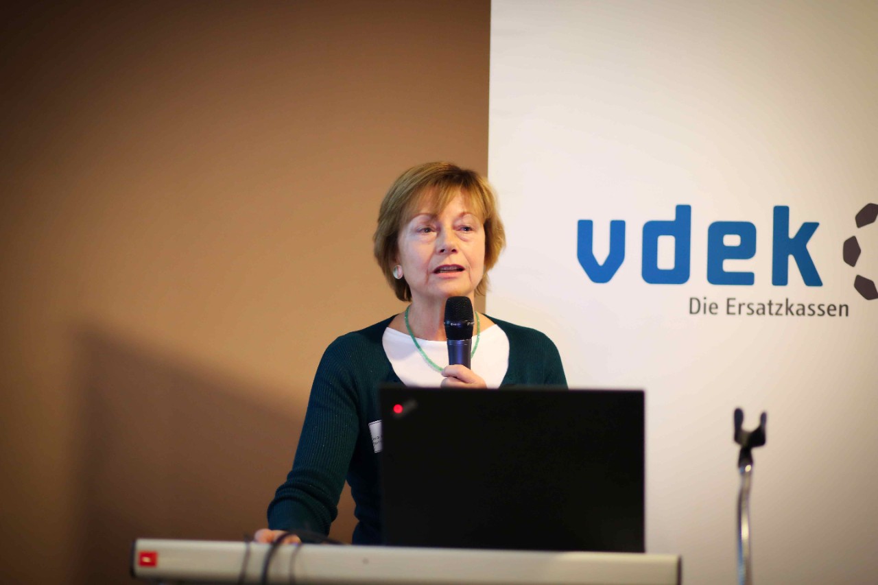 Prof. Bärbel-Maria Kurth, Robert Koch-Institut, hält einen Vortrag