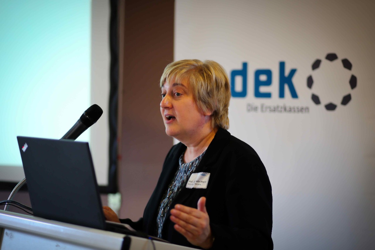 Prof. Gabriele Meyer, Martin-Luther-Universität Halle-Wittenberg, hält einen Vortrag Prof. Gabriele Meyer, Martin-Luther-Universität Halle-Wittenberg, hält einen Vortrag