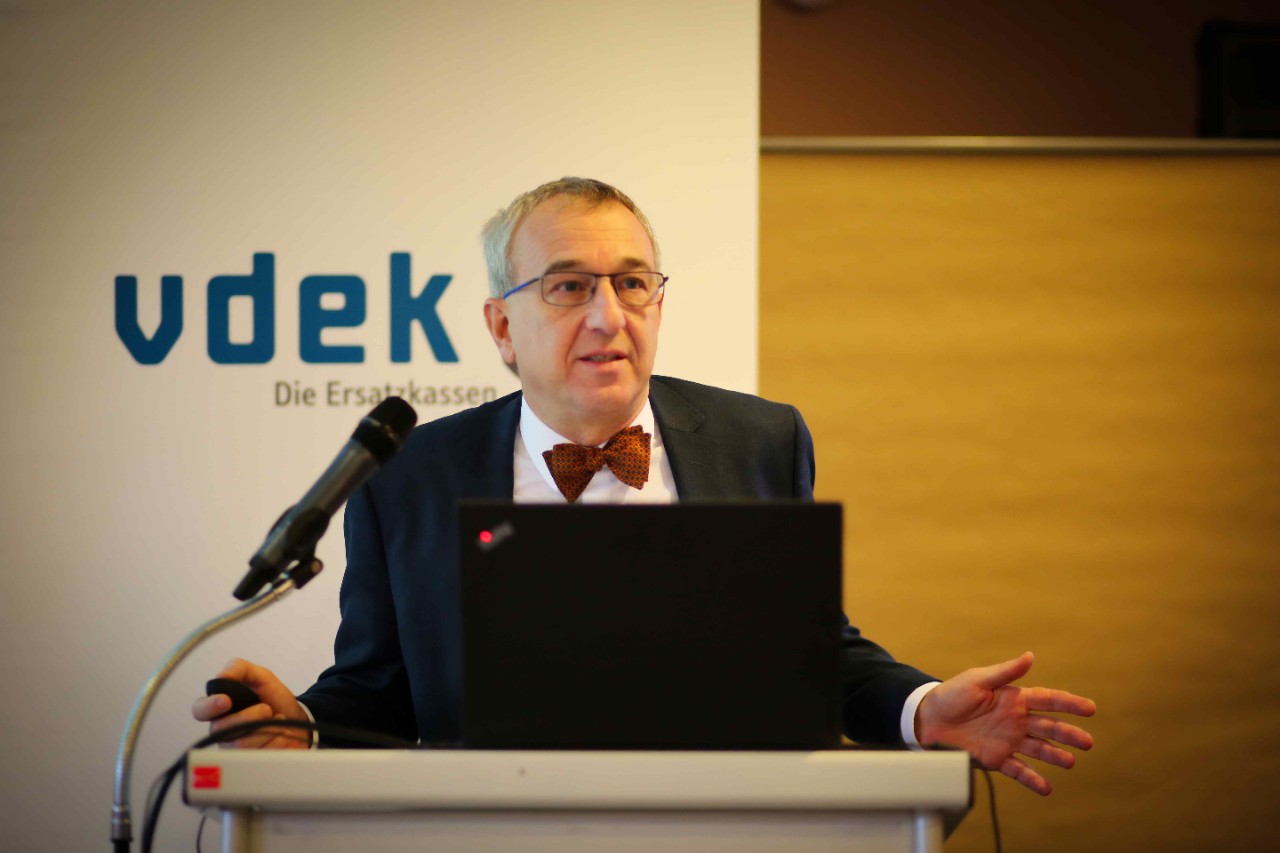 Prof. Wolfgang Schütte, Landeskrankenhausgesellschaft Sachsen-Anhalt, hält einen Vortrag