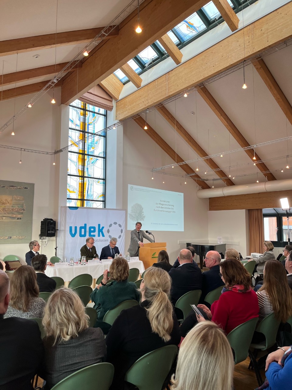  Blick aus dem Publikum auf den Fachvortrag von Prof. Ulrich Becker (Max-Planck-Institut)