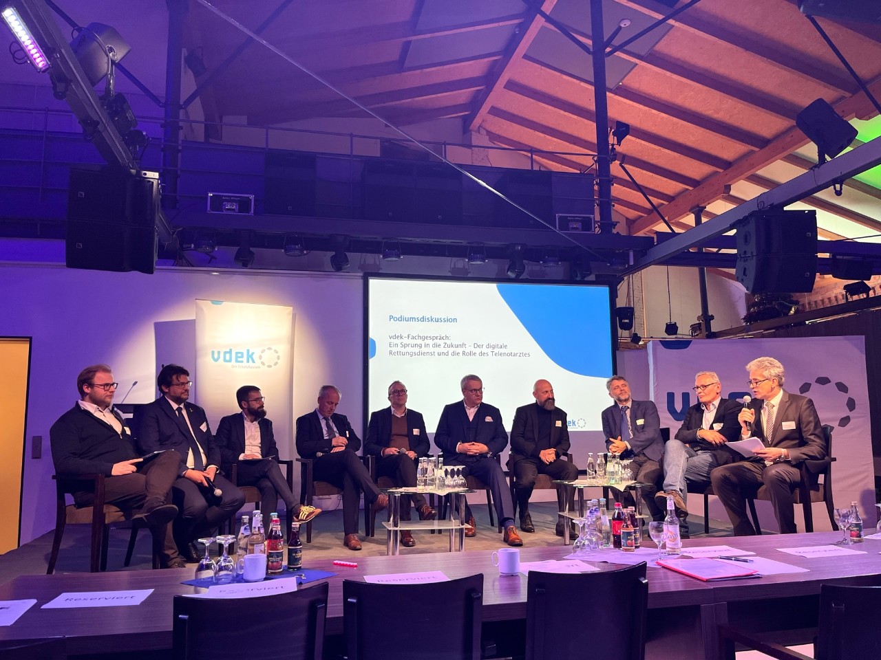 In der Podiumsrunde trifft die Politik die Experten (v. l. n. r.): Konstantin Pott (FDP), Tobias Krull (CDU), Sebastian Striegel (B&uuml;ndnis 90/ Die Gr&uuml;nen), R&uuml;diger Erben (SPD), Andreas Henke (Die Linke), G&ouml;tz Ulrich (Pr&auml;sident Landkreistag Sachsen-Anhalt), Tobias Niemann (Malteser Hilfsdienst Magdeburg), Dr. Karsten zur Nieden (&Auml;LRD Stadt Halle), Hans Georg Jung (Freiberuflicher Experte f&uuml;r IVENA) und Dr. Klaus Holst (Leiter der vdek-Landesvertretung Sachsen-Anhalt)