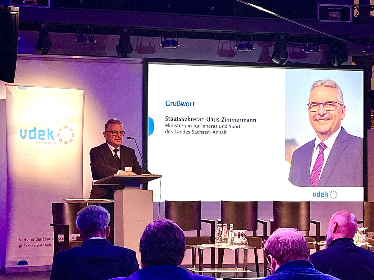 Klaus Zimmermann, Staatssekret&auml;r Ministerium f&uuml;r Inneres und Sport, begr&uuml;&szlig;t die anwesenden G&auml;ste