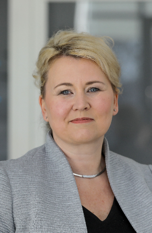Portraitbild einer Frau mit blonden Haaren 