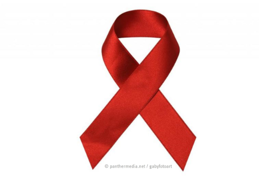 Rote Schleife auf weißem Hintergrund