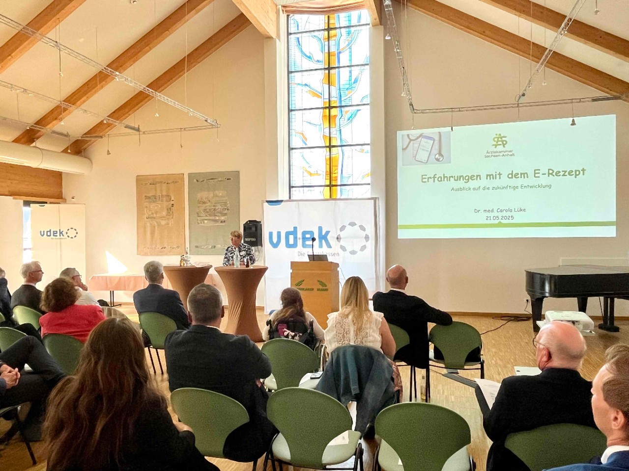 Blick aus dem Auditorium auf den Vortrag von Dr. Carola L&uuml;ke