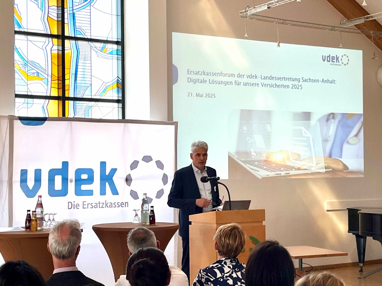 Dr. Klaus Holst, Leiter der vdek-Landesvertretung Sachsen-Anhalt, er&ouml;ffnet die Veranstaltung