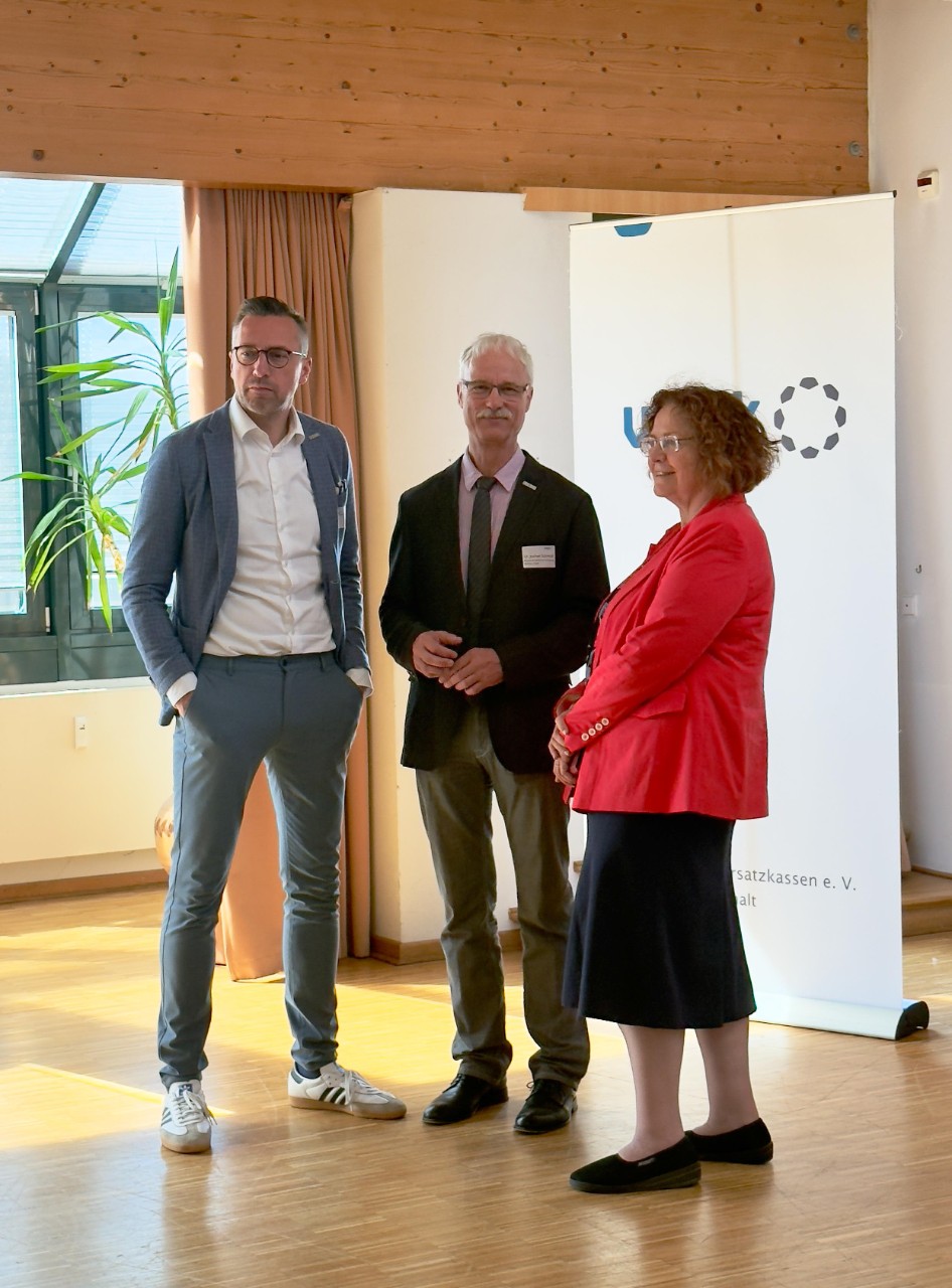 Mathias Gerhardt (Verwaltungsdirektor der KZV LSA), Dr. Jochen Schmidt und Dr. Heide Richter-Airijoki MdL (SPD) im Gespr&auml;ch nach der Veranstaltung (Bild: Ina Klaffehn, KZV LSA)