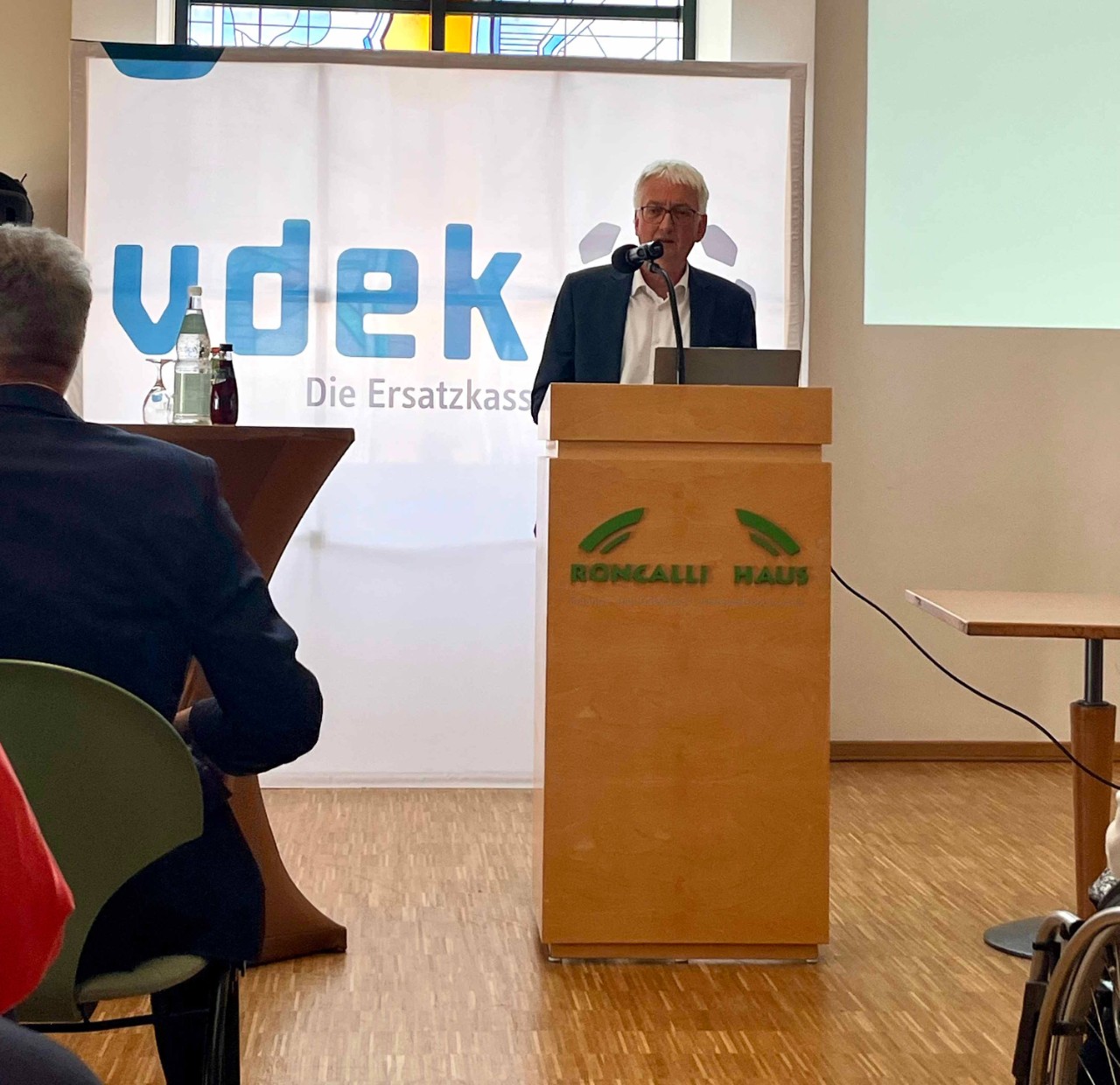 Wolfgang Beck, Staatssekret&auml;r im Ministerium f&uuml;r Arbeit, Soziales, Gesundheit und Gleichstellung, begr&uuml;&szlig;t die anwesenden G&auml;ste