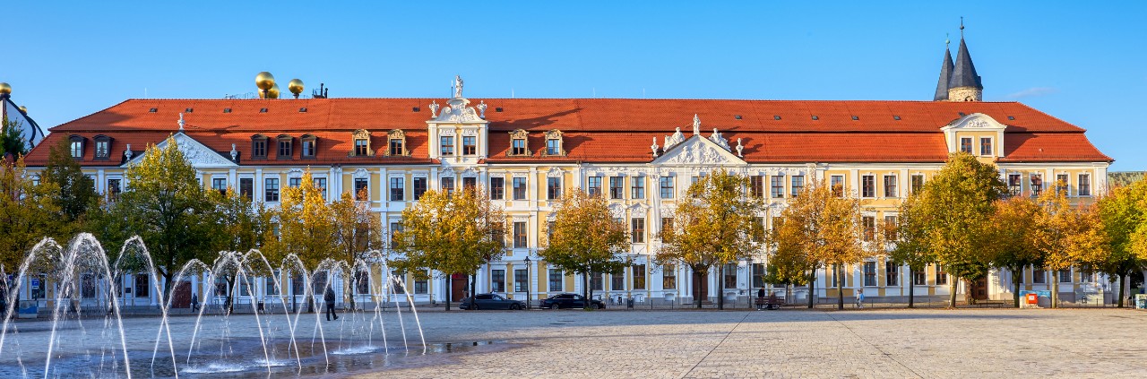 Landtagsgebäude von Sachsen-Anhalt: Blick über den Domplatz aufs Gebäude