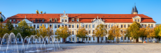 Landtagsgebäude von Sachsen-Anhalt: Blick über den Domplatz aufs Gebäude