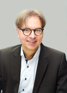 Mann mit Brille im Porträt Mann mit Brille im Porträt