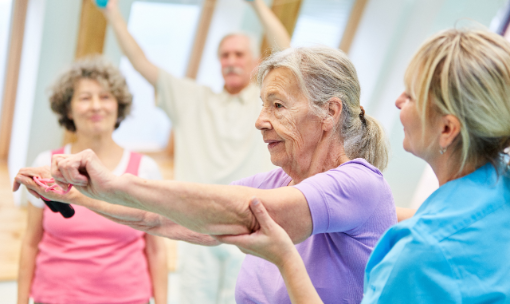 Senior Frau macht Übung mit Elastikband Senior Frau macht Übung mit Elastikband